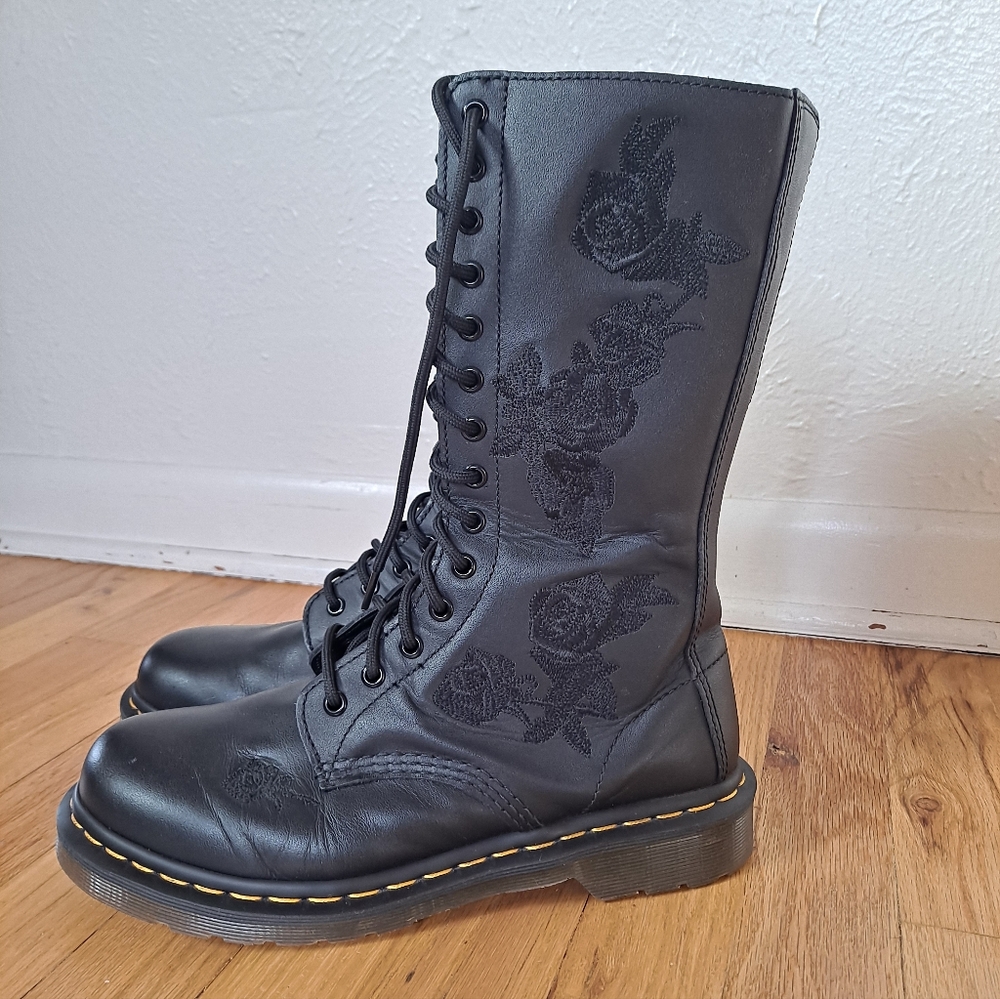 Rare Dr. Martens 14 Eyelet Vonda Boots With Black Floral Embroidery